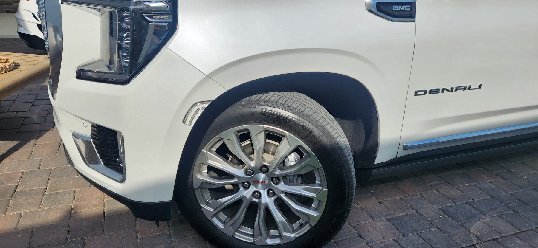 2023 GMC Yukon XL Denali Installed Clear Lens White Double-Stripe LED Side Markers