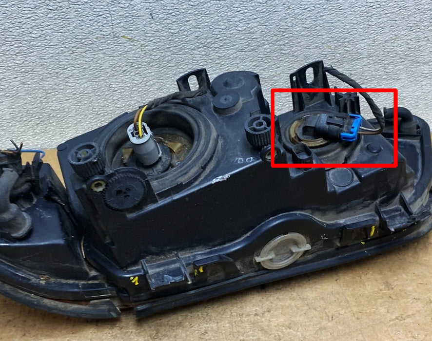 OE-Spec H7 Bulb Headlight High Beam Bulb Retainers For BMW 1997-03 E39 5 Series