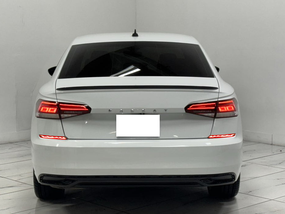 Dark Red Lens Full LED Rear Bumper Reflector Lights For Volkswagen 20-22 Passat